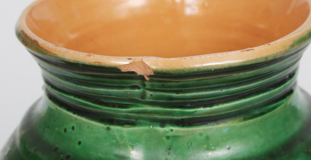 Zaļa keramikas vāze