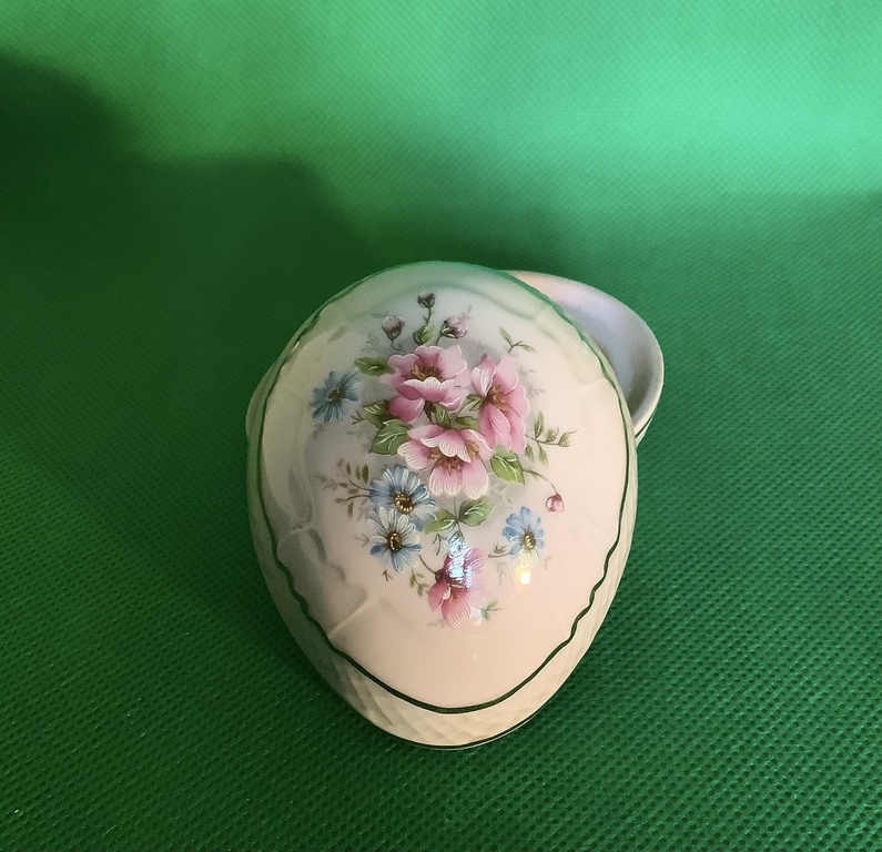 Easter egg box, Leander 1946 RGK China of Boheme, 14K gold trim, pink porcelain.