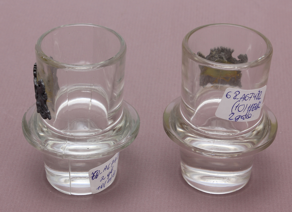 Stikla glāzes ar metāla dekoru ( 2 gab.) 