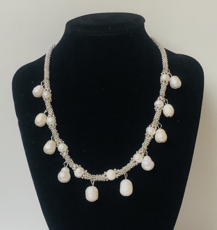 Freshwater pearl necklace with other metal elements