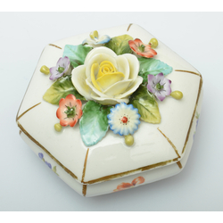 Фарфоровая декоративная тарелка с цветочным орнаментом