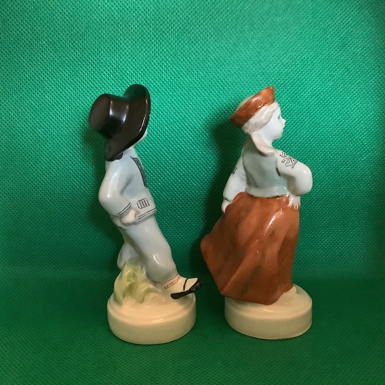 Pair of porcelain figures 