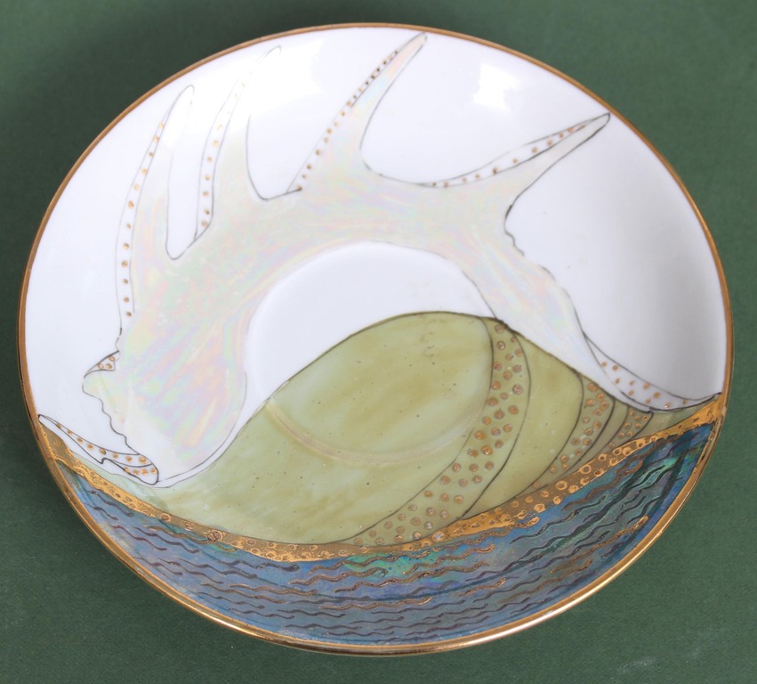 Porcelāna tasīte ar apakštasīti un šķīvi ''Delfīni''