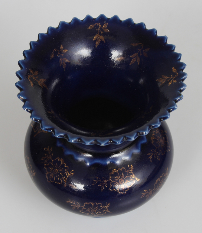 Porcelain vase with gold seal