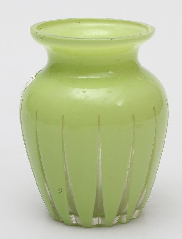 Зеленая ваза из двухцветного стекла