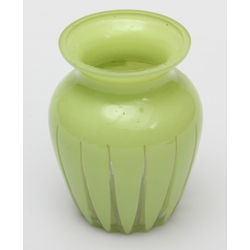 Зеленая ваза из двухцветного стекла