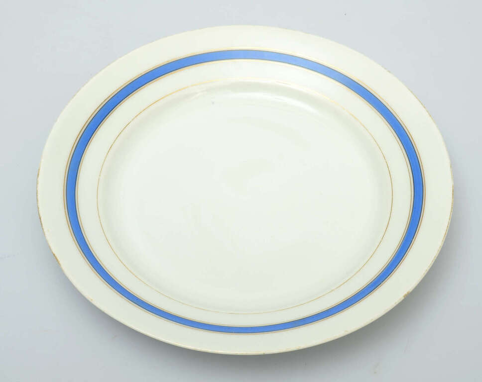 Фарфоровая тарелка