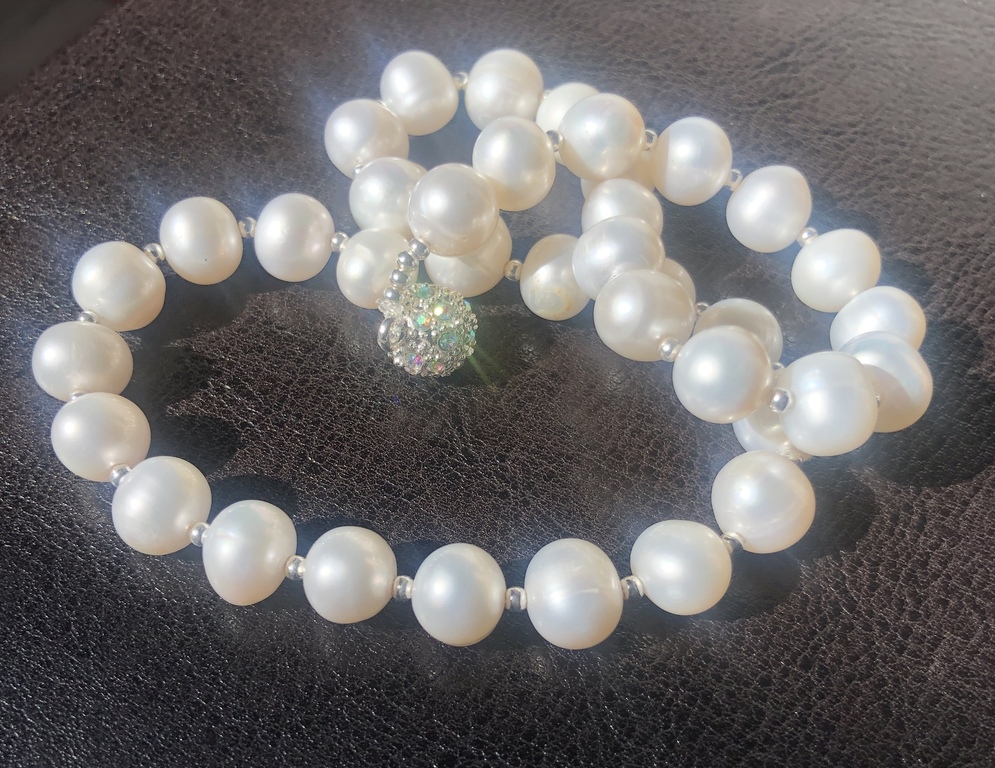White freshwater pearl necklace with magnetic clasp with zircons