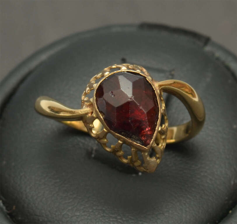 Zelta gredzens ar Bohēmijas granātu