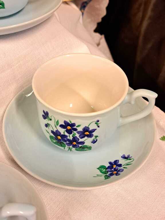 Maiga , eleganta , brokastu tējas - kafijas servīzē ar Pavasarīgam vijolītēm