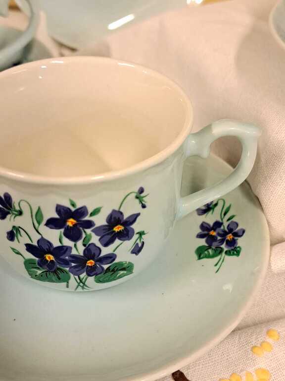 Maiga , eleganta , brokastu tējas - kafijas servīzē ar Pavasarīgam vijolītēm