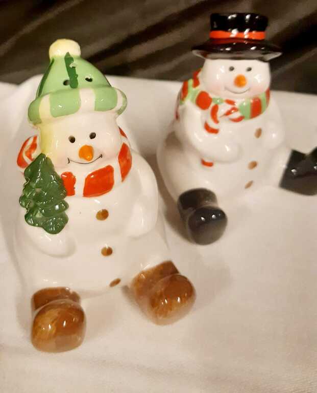 Porcelain salt shaker and pepper shaker 