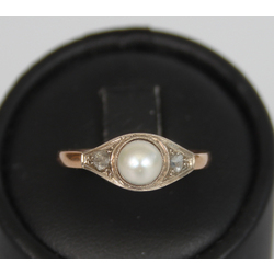 Gold ring with diamonds and pearl