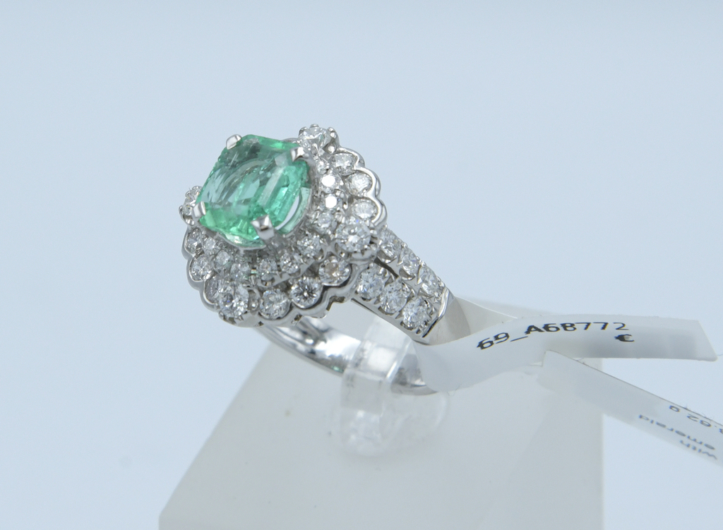 White gold ring with emerald and diamonds