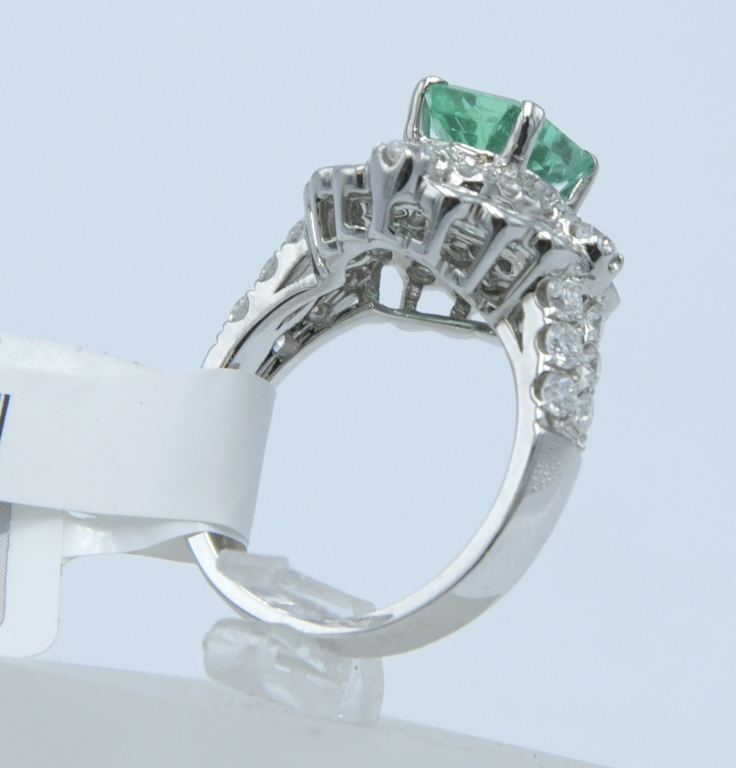 White gold ring with emerald and diamonds