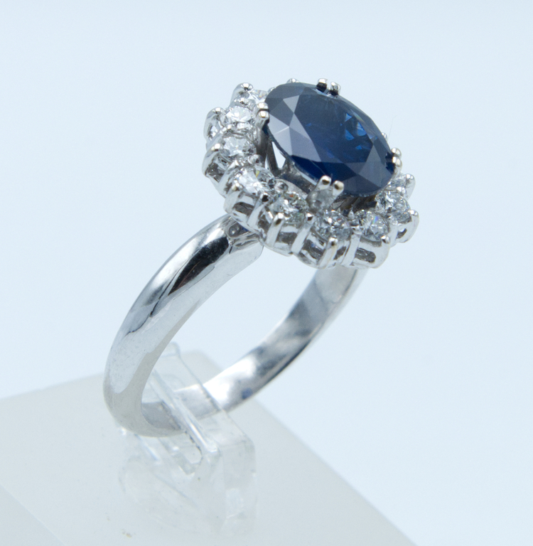White gold ring with 12 natural diamonds and a sapphire