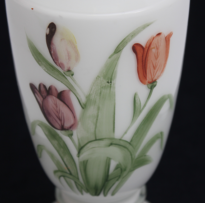 Белая стеклянная ваза с росписью