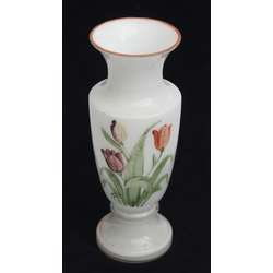 Белая стеклянная ваза с росписью