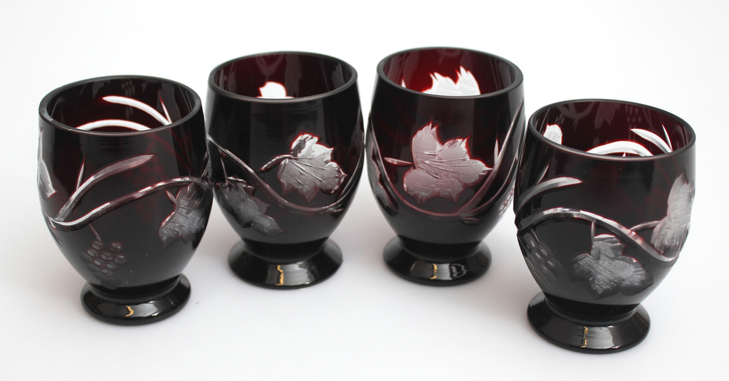 Glass glasses with a grape motif (4 pcs.)