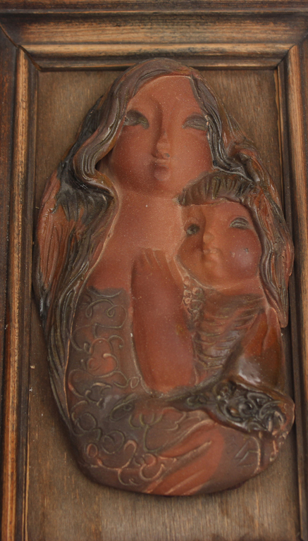 Ceramic decor with a wooden frame