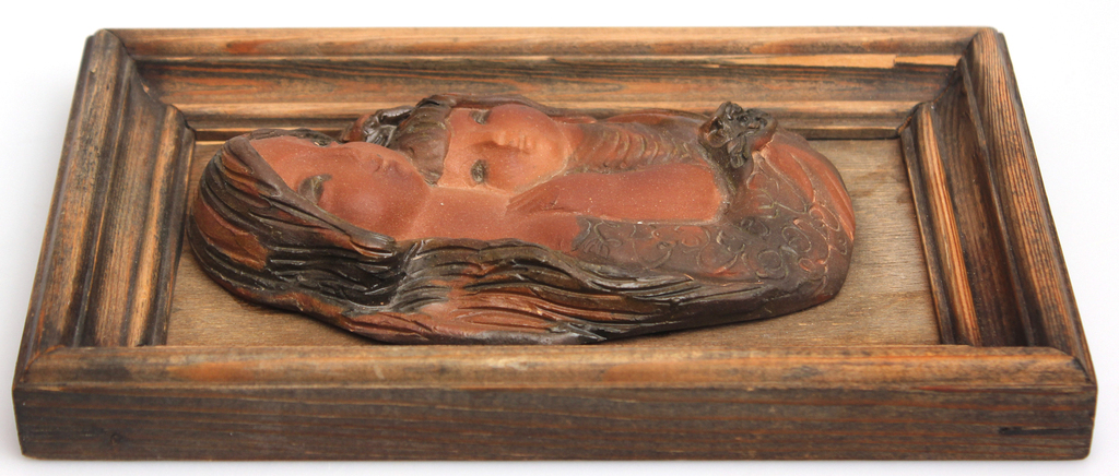 Керамический декор в деревянной раме