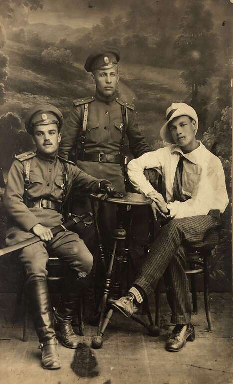 Fotogrāfija 2 karavīri un vīrietis