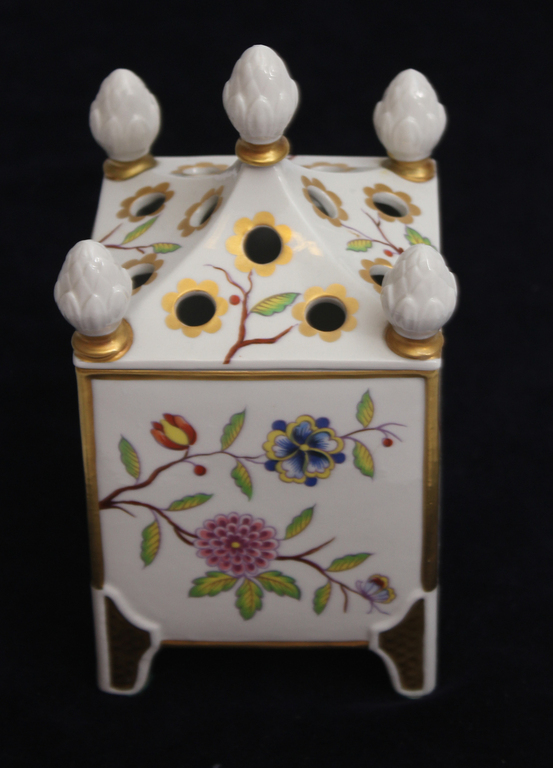 Porcelain utensil with lid