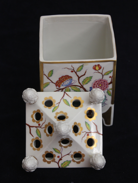 Porcelain utensil with lid