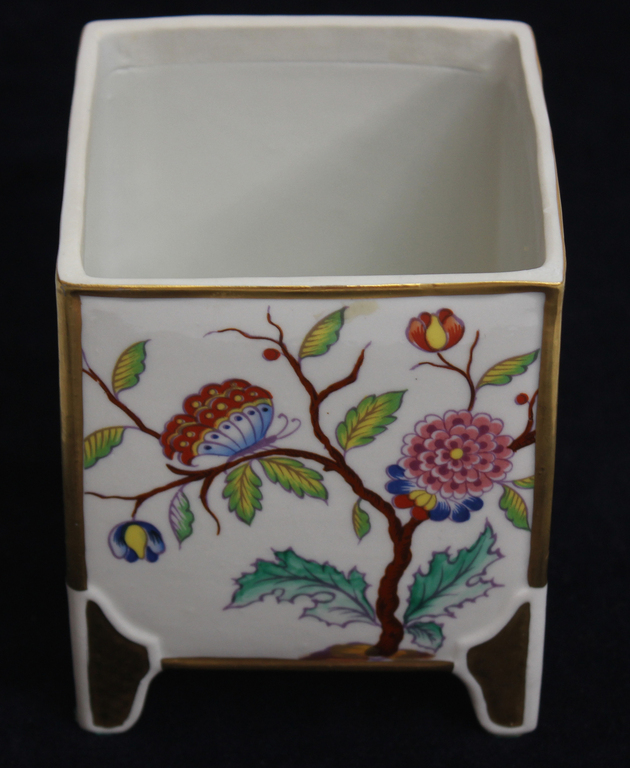 Porcelain utensil with lid