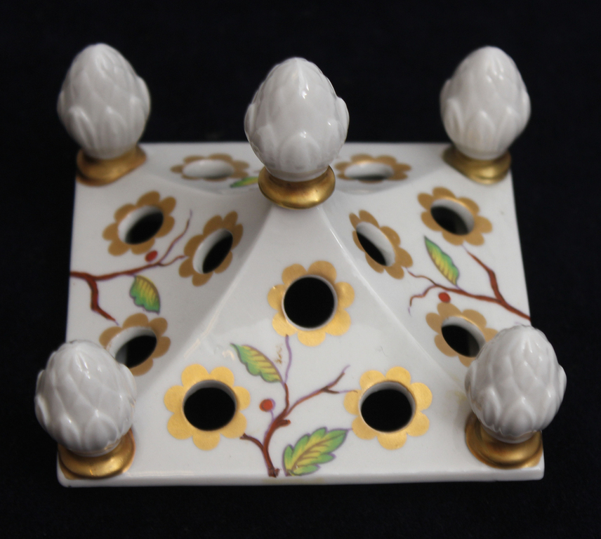 Porcelain utensil with lid