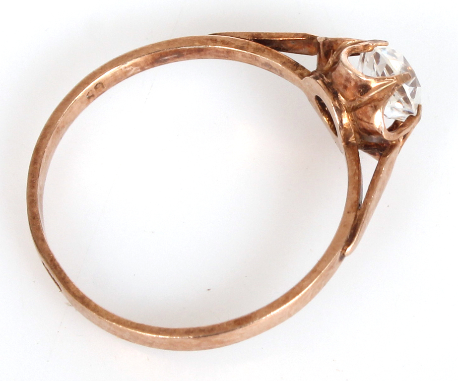 Apzeltīts sudraba gredzens ar baltu akmeni