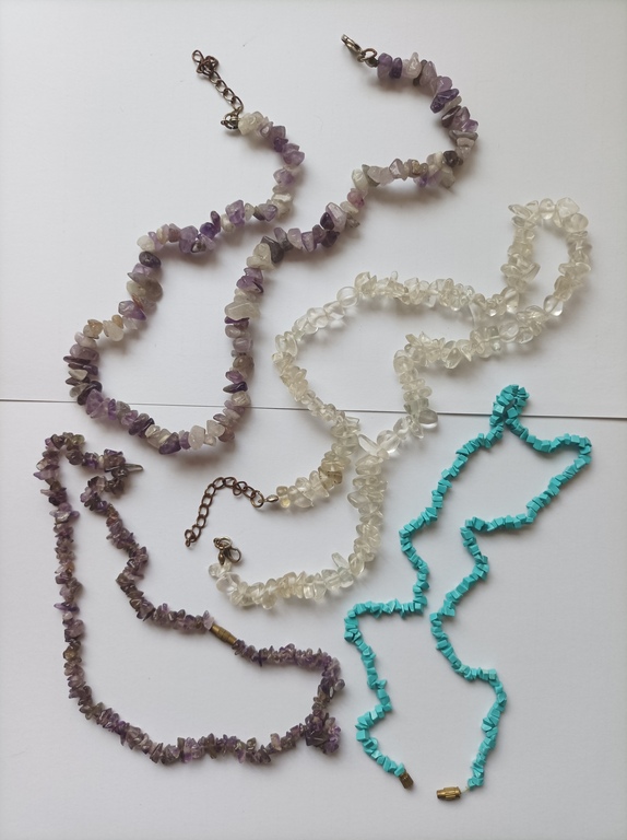 4 pieces of beads made of minerals and ornamental stones