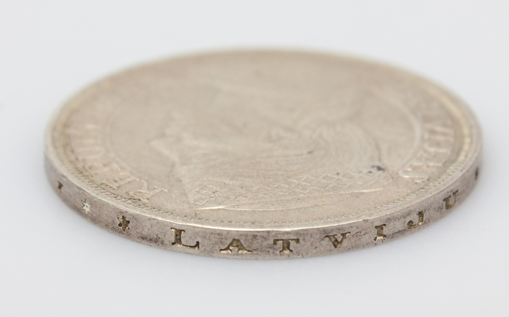 Серебряная монета пять латов 1932 г.