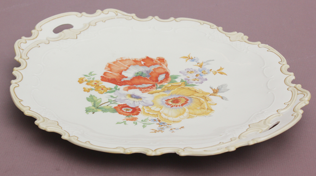 Porcelain serving plate 