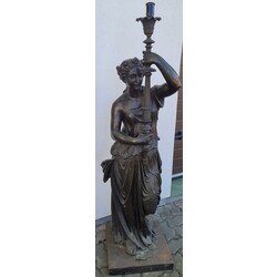 Metāla grīdas lampa/statuja