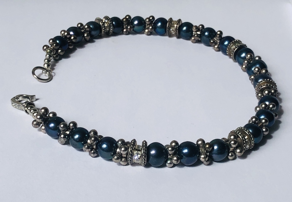 Ожерелье большого размера из голубого пресноводного жемчуга с элементами из различных металлов и циркония