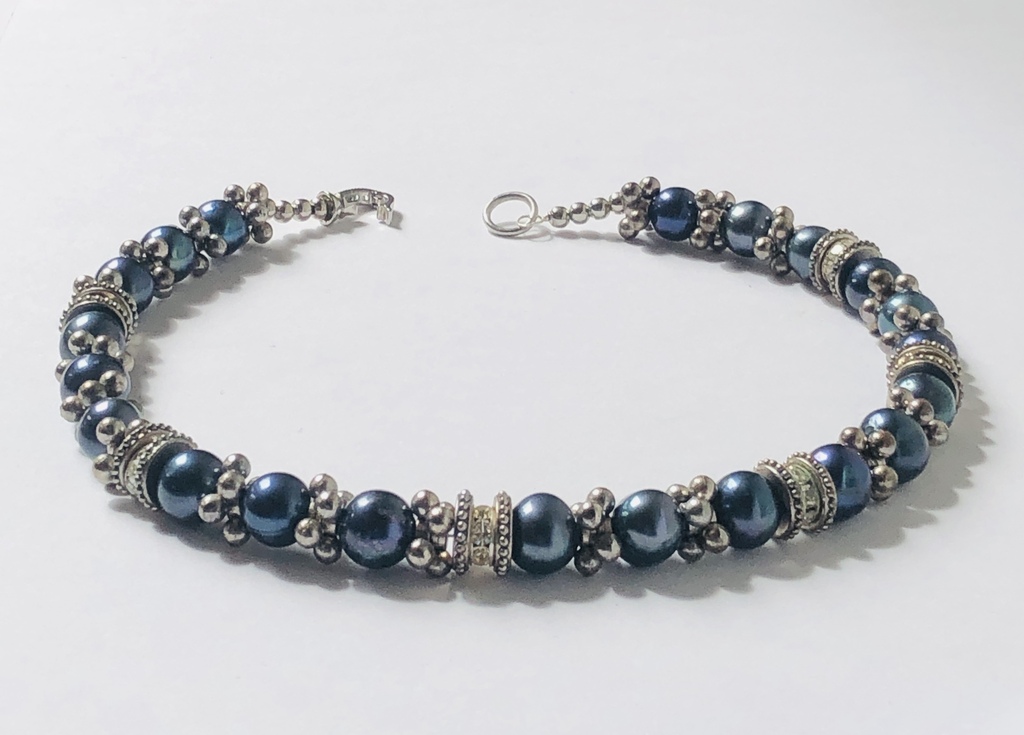 Ожерелье большого размера из голубого пресноводного жемчуга с элементами из различных металлов и циркония