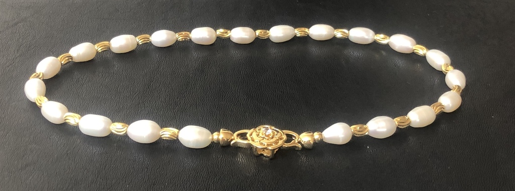 White freshwater pearl necklace with 14k gold plated elements. Oval shaped pearls.
