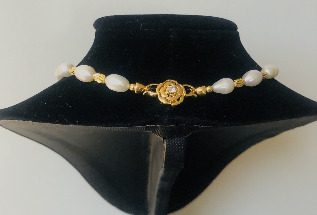 White freshwater pearl necklace with 14k gold plated elements. Oval shaped pearls.