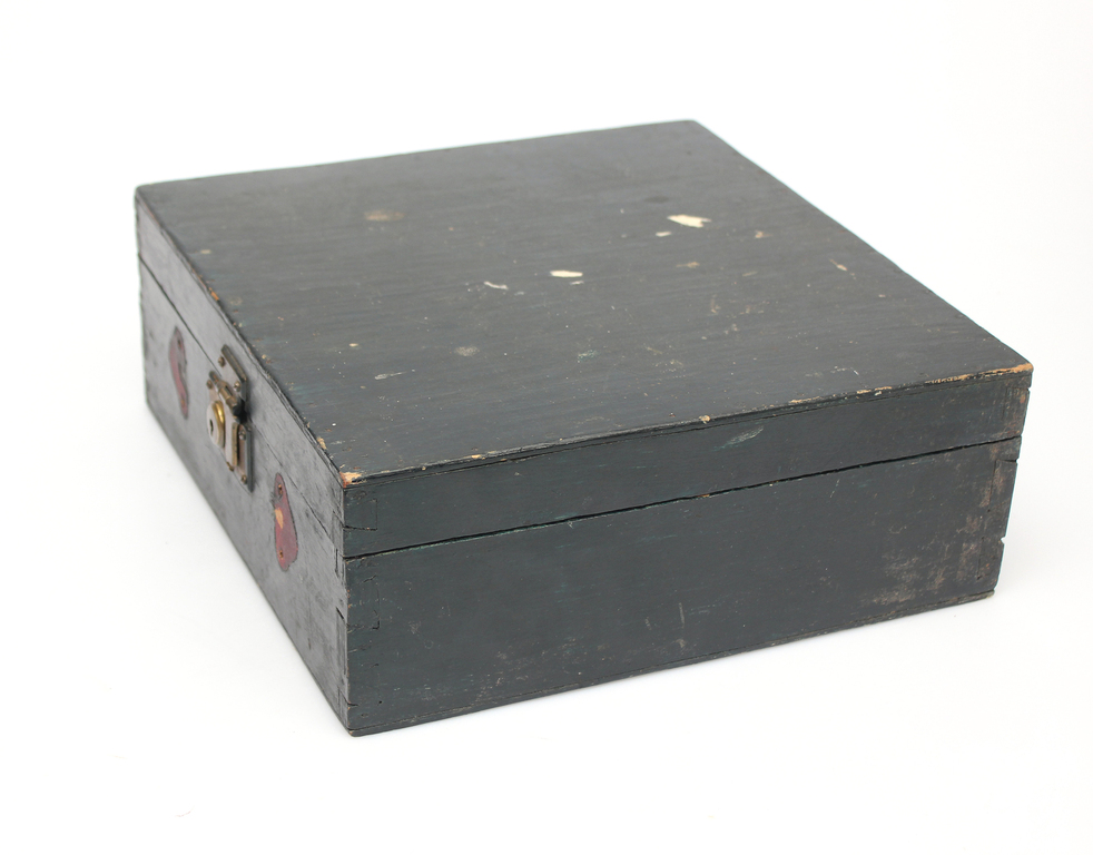 Oriģināla koka kaste vinila platēm kopā ar 7 platēm