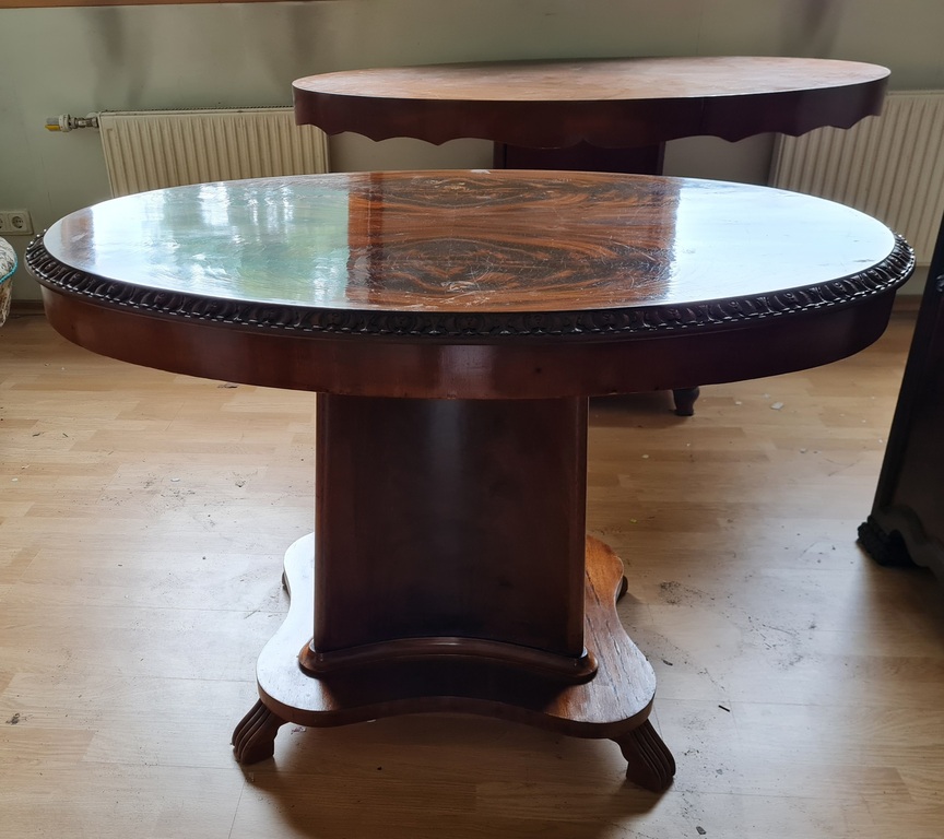 Овальный деревянный стол