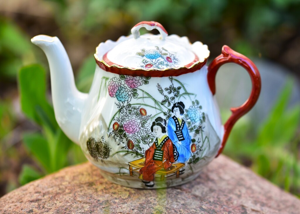 Teapot with eastern motif, MS Kuznetsov factory?