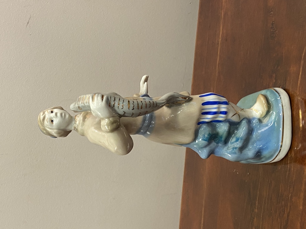Porcelāna figūriņa ''Zēns ar zivi''