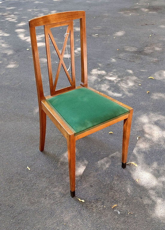 Дубовый стул в стиле модерн