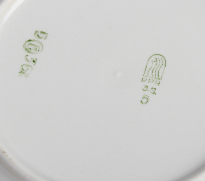 Porcelain plates 