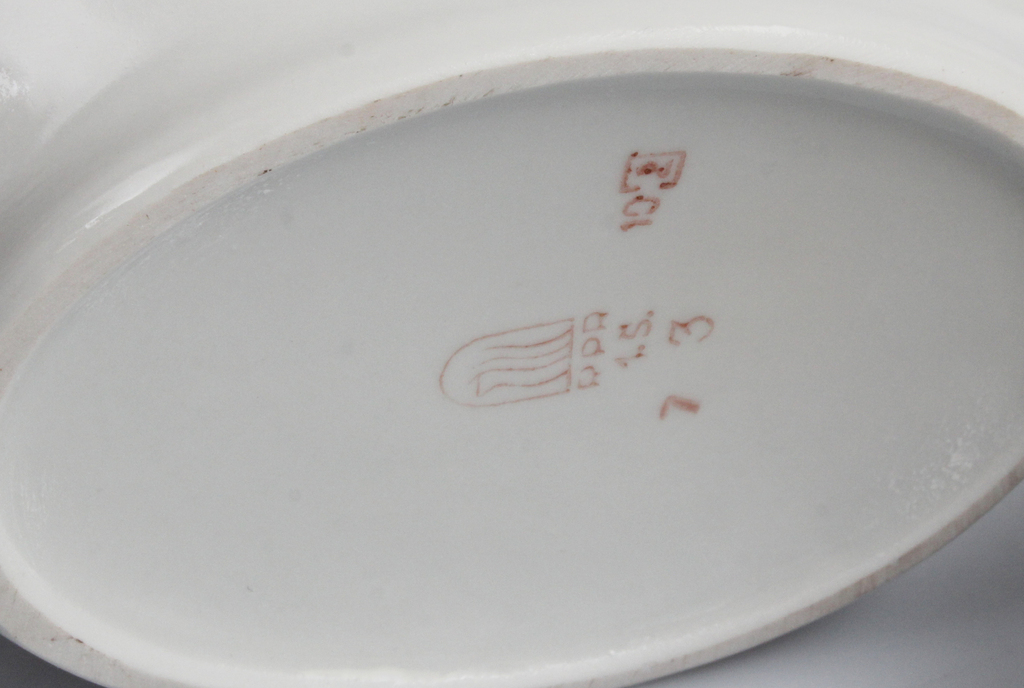 Porcelāna servējamie trauki - mērces trauks, servējamais šķīvis