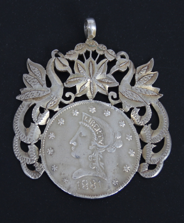 Серебряный кулон из серебряной 10-долларовой монеты 1881 года.