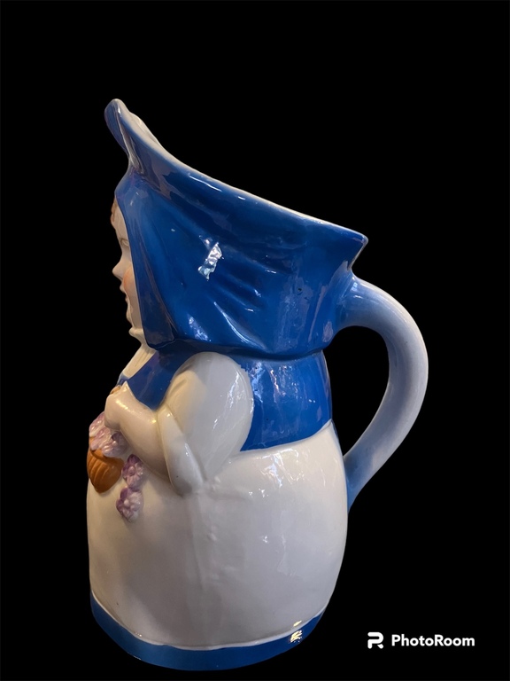 liela izmēra  15,5cm augstums porcelāna kanniņa Annele zilajā cepurē ar groziņu rokā Vācija