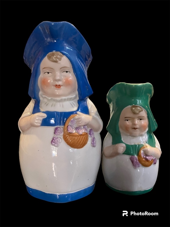 liela izmēra  15,5cm augstums porcelāna kanniņa Annele zilajā cepurē ar groziņu rokā Vācija