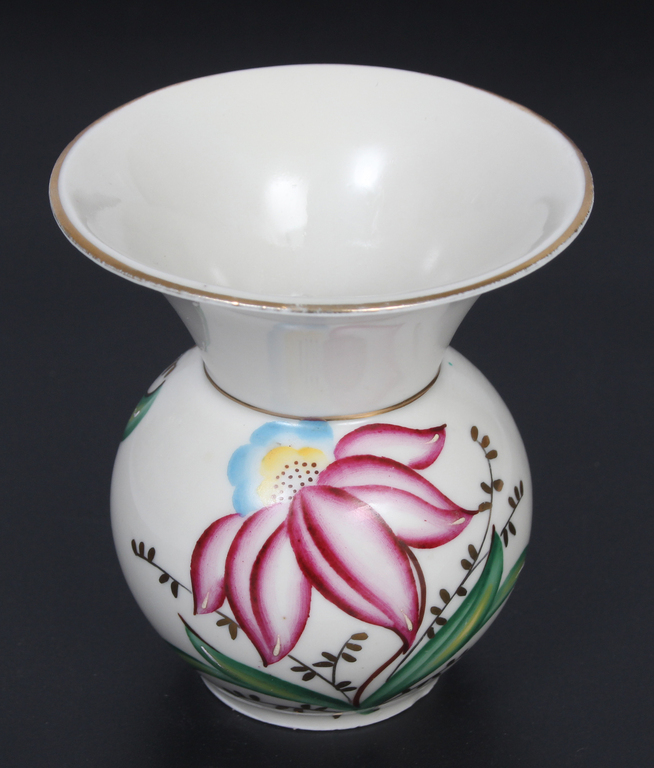 Фарфоровая ваза с цветочной росписью